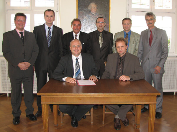 Oberbürgermeister Stefan Schlatterer und Reinhold Lohr (Badenova) unterzeichnen den Vertrag