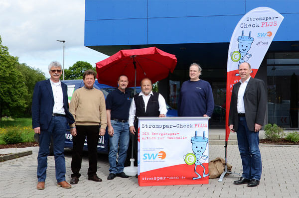 Stadtwerke übergeben Veranstaltungsausrüstung an die Stromspar-Helfer der „Aktion Stromspar-Check PLUS“