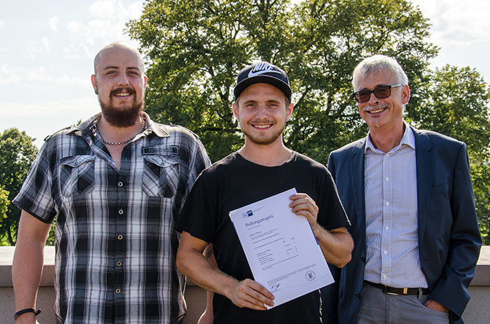 Rohrnetzmeister Manuel Weiß und Stadtwerke-Chef Karl-Heinrich Jung gratulieren Simon Thoma zur erfolgreich abgeschlossenen Ausbildung.