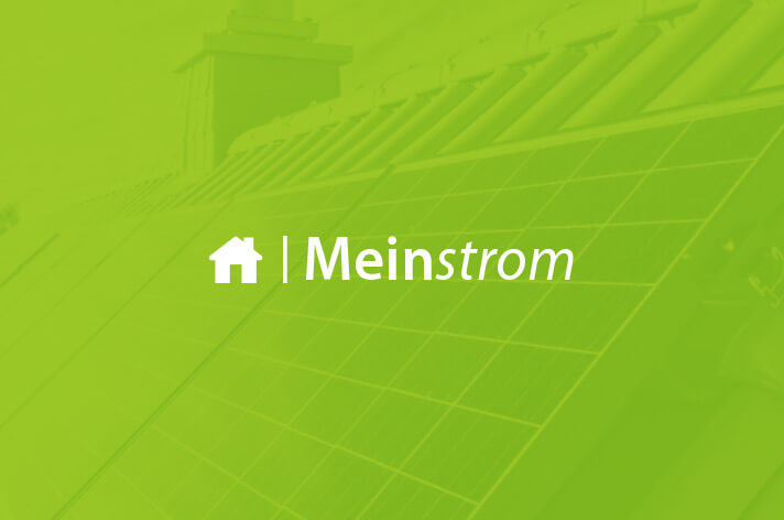 Schriftzug Meinstrom vor einem mit Photovoltaik bestücktem Dach.