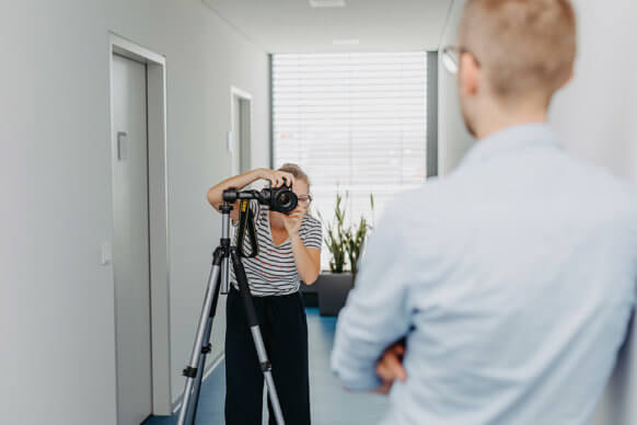Auszubildende Fotographiert Mitarbeiter