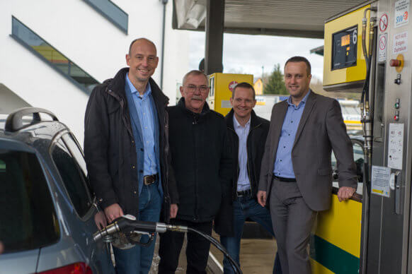 Stadtwerke-Chef Björn Michel, Tankhof-Chef Karl-Otto Rieth, Felix Danberg (Leiter Marketing Tankhof Grün) und Stadtwerke-Vertriebsleiter Daniel Jödicke vor der Tanksäule am Tankhof Grün