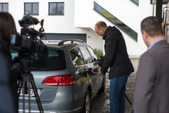Stadtwerke Geschäftsführer Björn Michel beim Tankvorgang