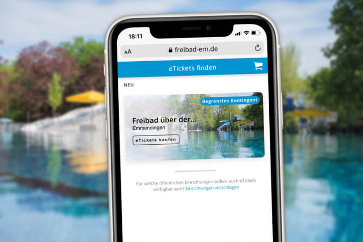 Smartphone mit dem neuen Ticketshop des Freibades