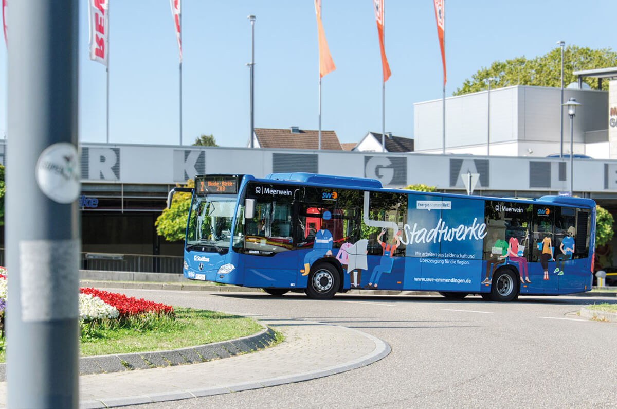 Emmendinger Stadtbus fährt in den Kreisverkehr ein.